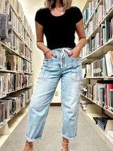 Load image into Gallery viewer, The Mia Jeans •lightwash•
